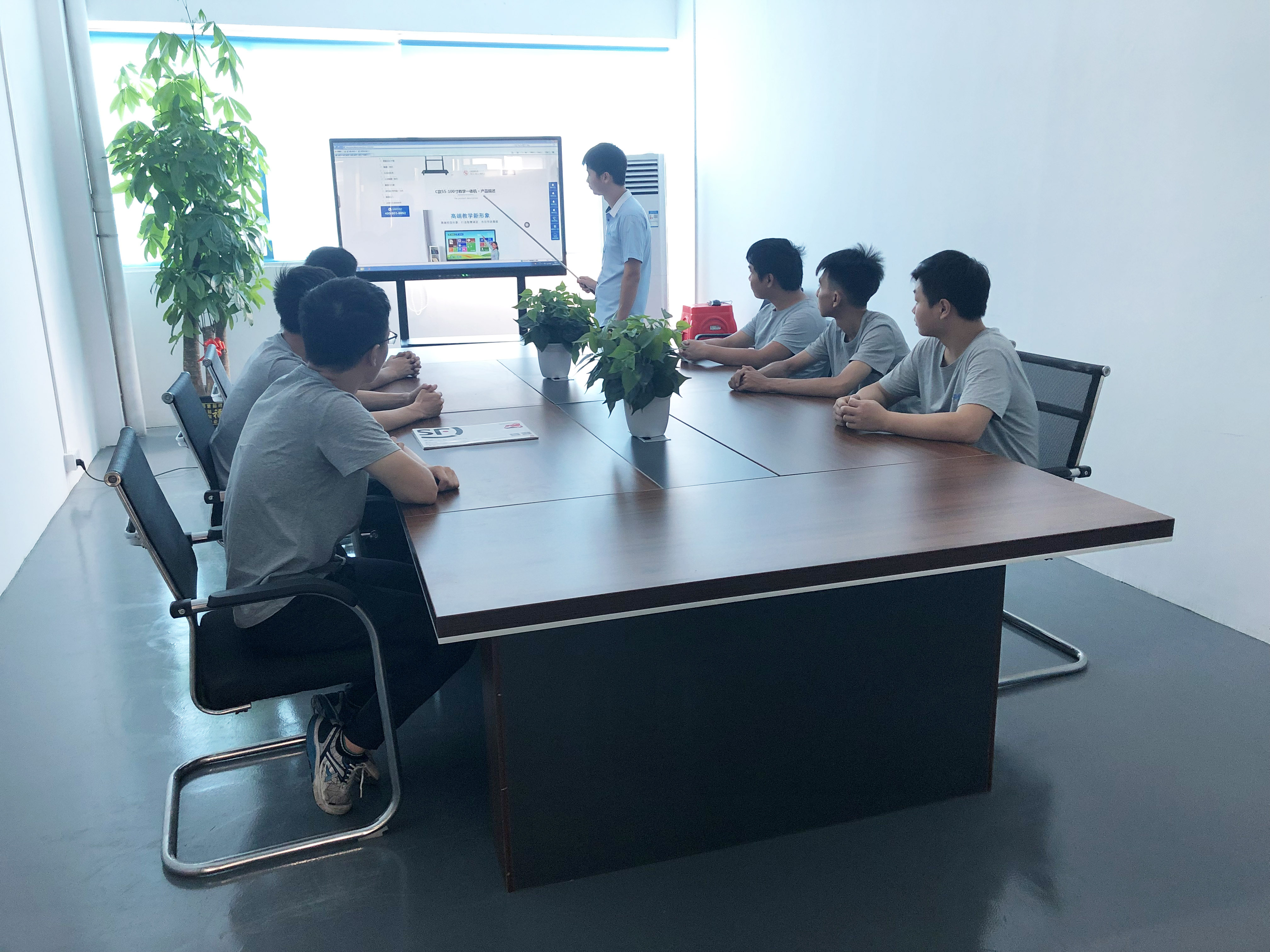 國內(nèi)直播市場(chǎng)引領(lǐng)觸摸一體機(jī)行業(yè)風(fēng)潮